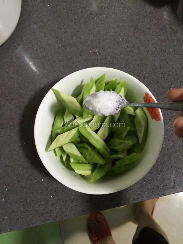苦瓜洗净，切片，用一小勺盐抓匀腌制出水份，（可以去掉一部分苦味）腌制出水份后，用清水冲洗干净（去掉咸味）
