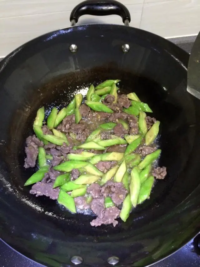 苦瓜快熟时，加入牛肉一起炒。