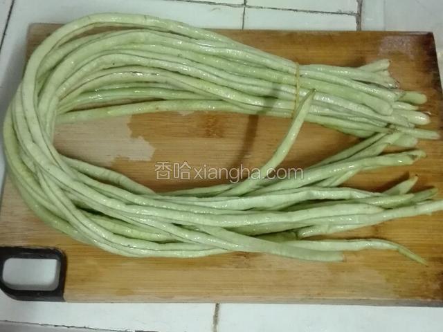 豆角一捆摘段洗干净。