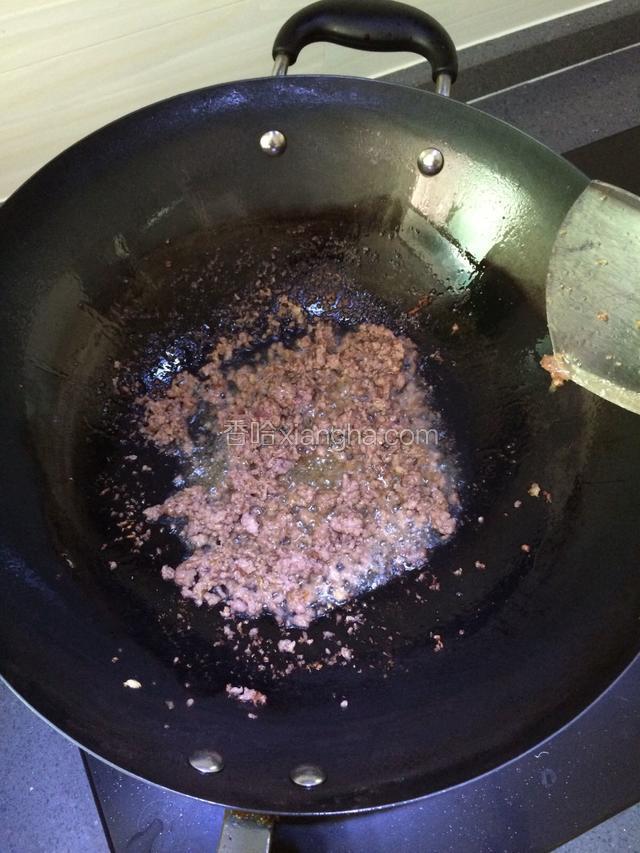 锅里放油，把腌制好的肉末煸炒出香味。