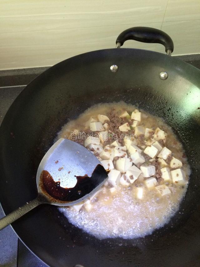 肉汤煮好后，放入豆腐一起煮，加入老抽调色，再放入适量盐调味。继续煮