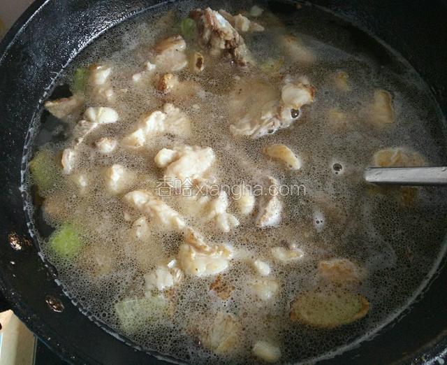 炒大概2、3分钟左右的样子，然后向锅中加水，水稍微多一点，因为羊肉需要炖一个多小时，如果中途因为水少再添水的话，会很影响汤的味道和肉的口感。