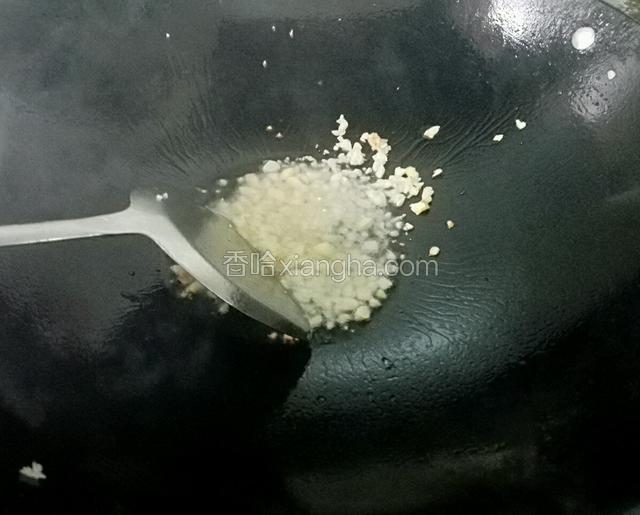 锅预热，入两勺子花生油，油温热后放入姜，蒜末爆香