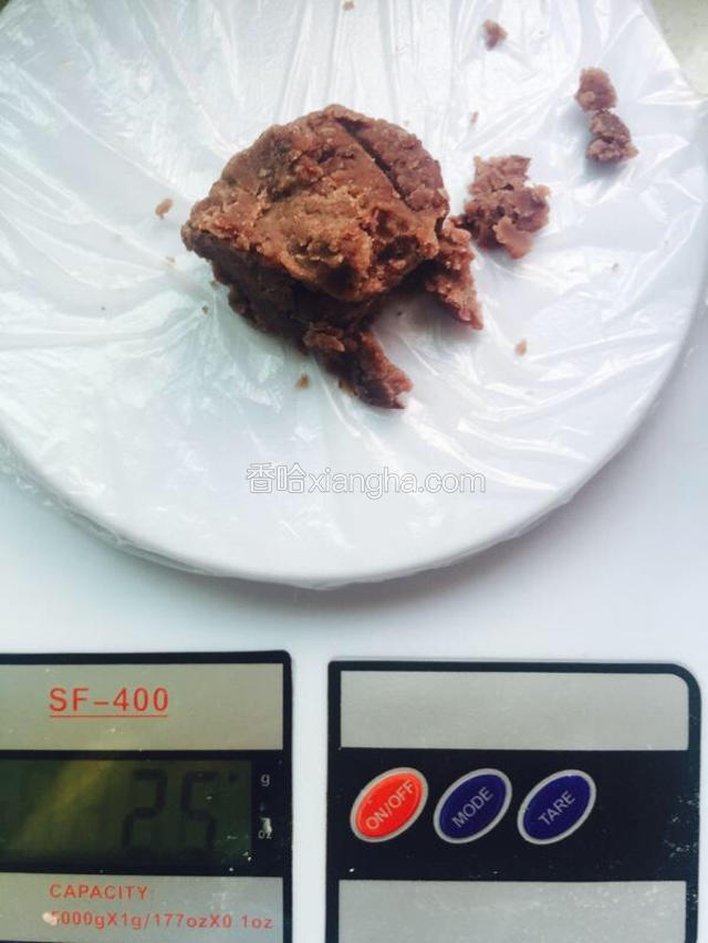 冰皮在休息时把红豆馅揉称25g的小团