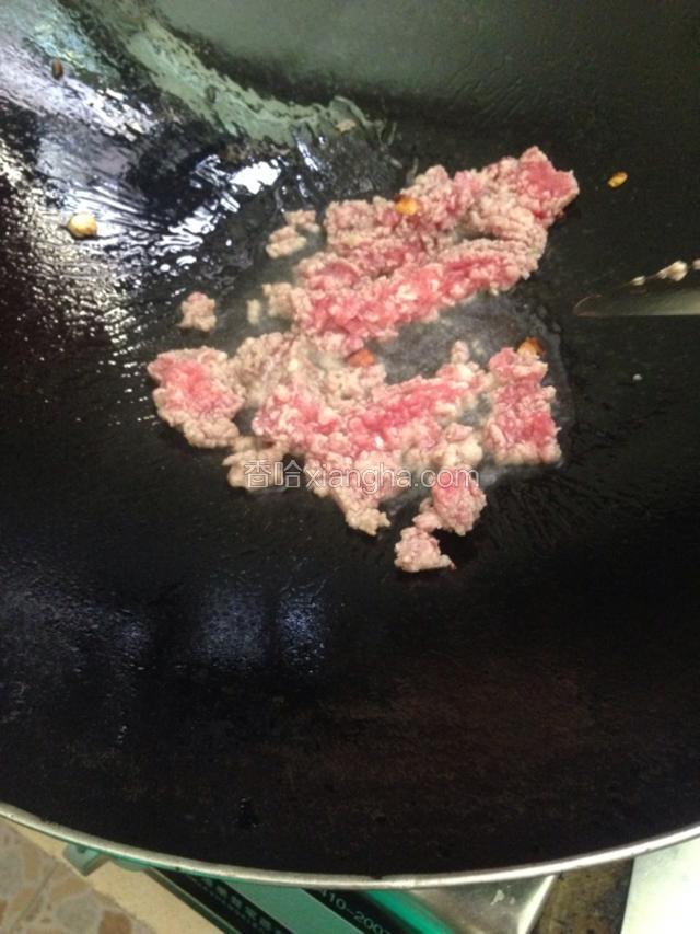 香菇火腿盛起，再放肉末炒炒