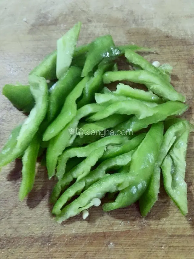 青椒切小块。