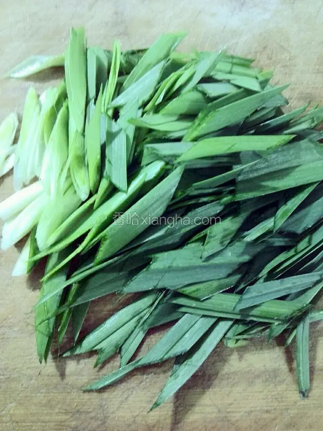 蒜叶斜切，这样容易入味，而且也好看。