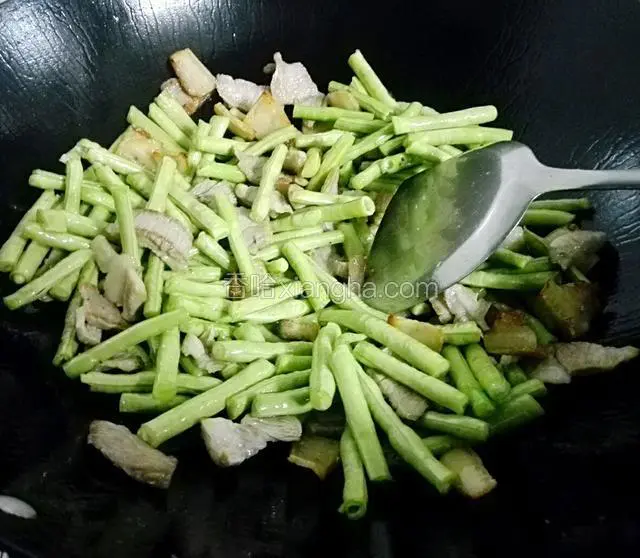 再倒入豆角不停的炒几分钟，