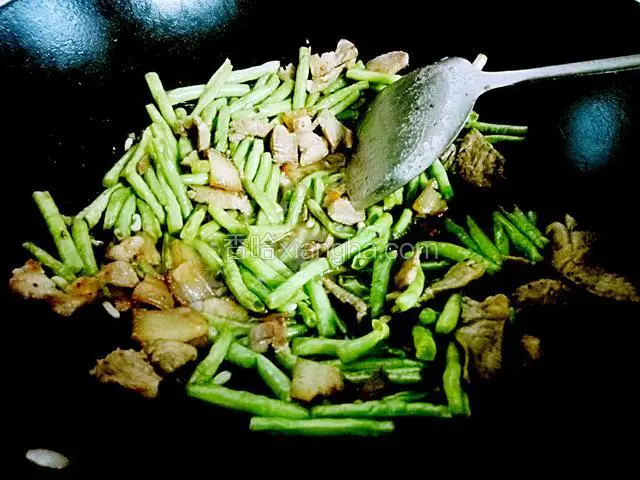 1分钟后打开盖子继续炒，炒熟即可装盘了。