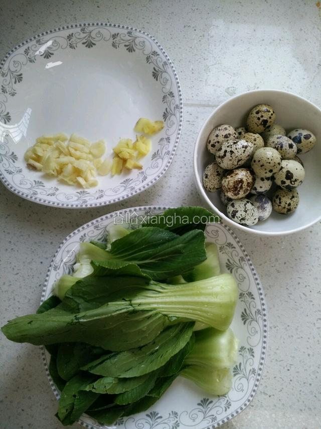 备好图中食材，姜和蒜切成细粒。