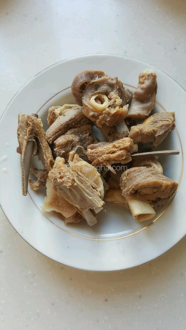 30分钟后，羊肉基本煮熟，但不太烂，捞出备用