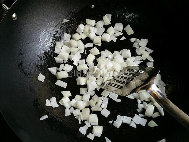 熱鍋下食油，再下洋蔥炒至聞到洋蔥味