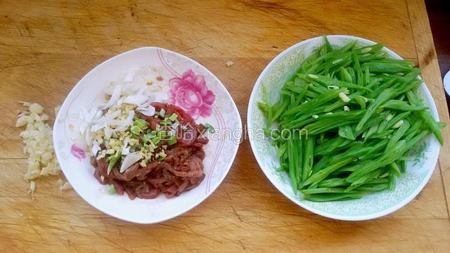 牛肉切丝放料酒，酱油香油水淀粉抓匀，葱，姜备在牛肉丝上，宽豆角洗净切丝焯水过凉，蒜末备上