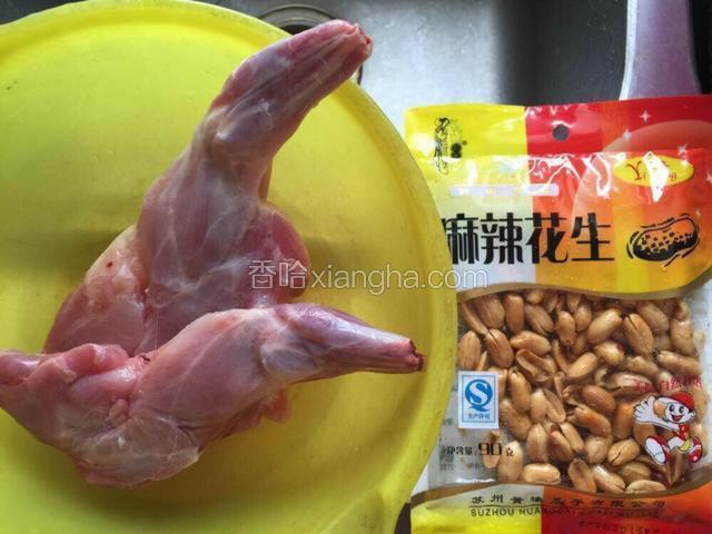 准备食材，兔腿在清水中浸泡。