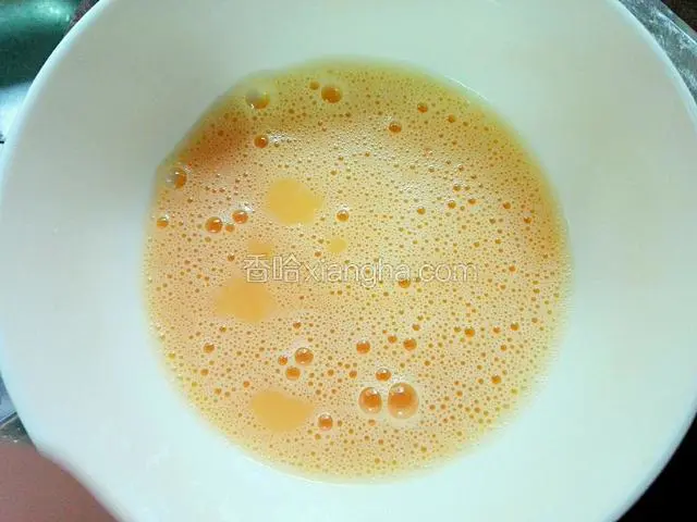 另外两个鸡蛋打入碗里调成鸡蛋液，一定要调散才好做饼