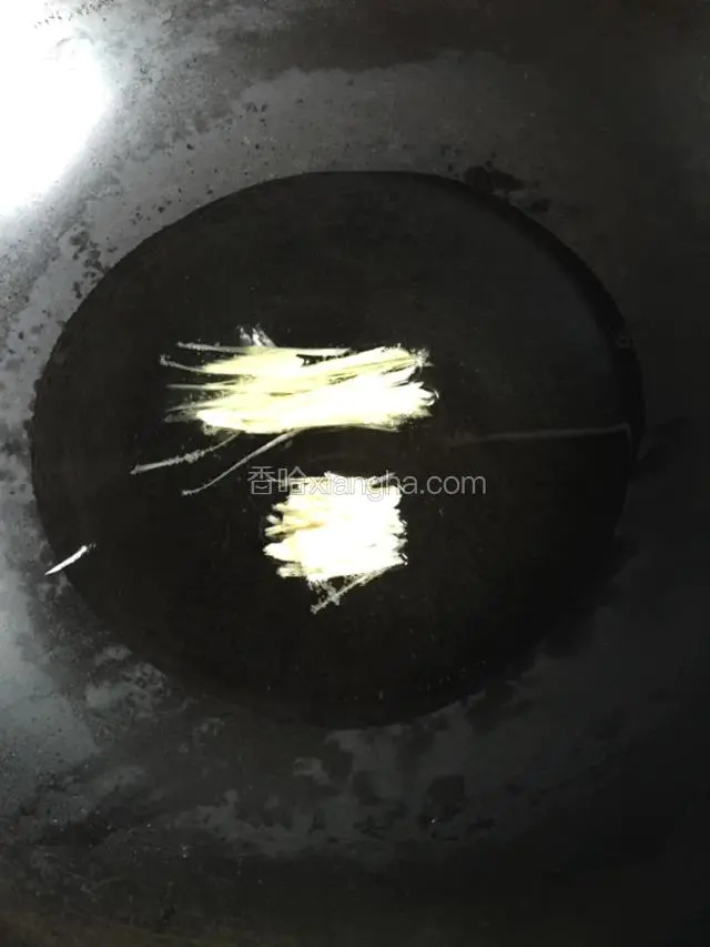 倒少许油 （茭白不吸油）放入葱姜蒜