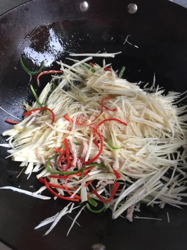 放入彩椒.茭白翻炒.茭白变色 加入盐鸡精就可.其它佐料不用放