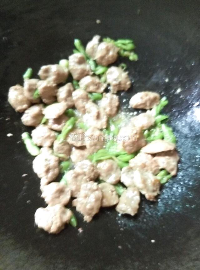 再倒牛肉饼翻炒