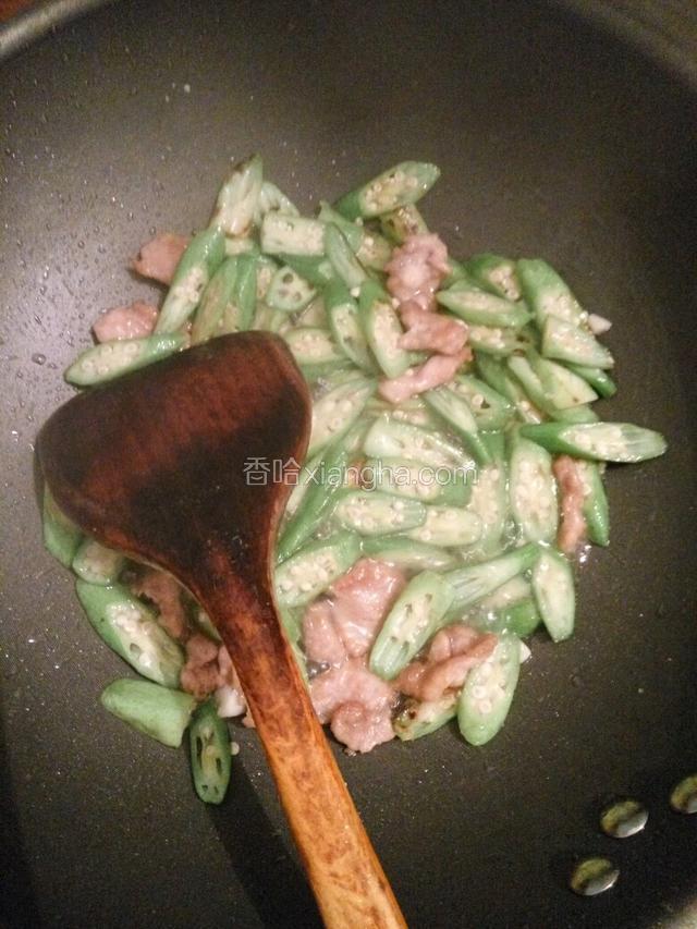 待秋葵炒至七八分熟时加入肉片或肉丝一起翻炒，加适量的盐味精调味炒熟即可