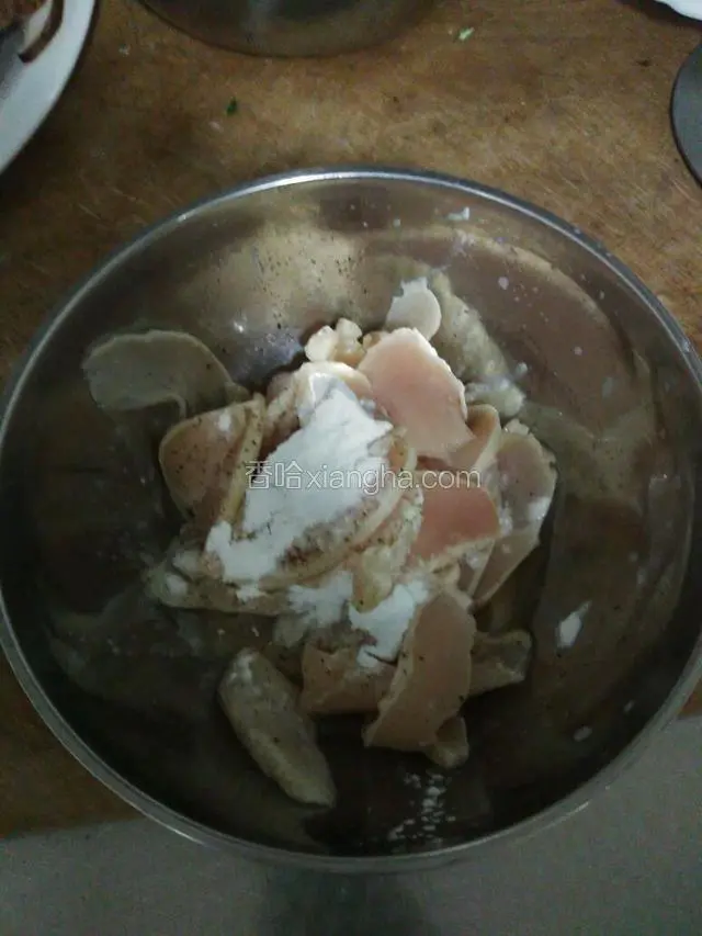 鸡胸脯改刀切片加1克盐，黑胡椒碎，料酒，淀粉上浆拌匀腌制10分钟