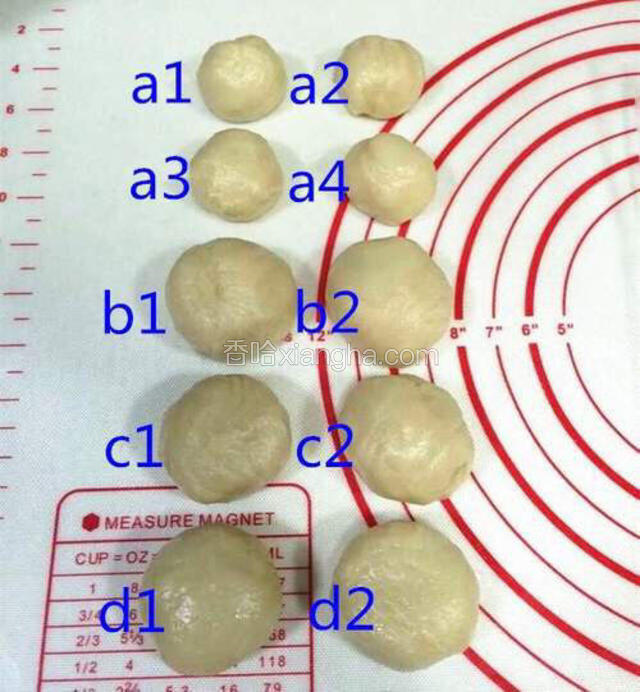 然后在取其中一份A，做蛋黄酥，把A平均分成4小份（a1、a2、a3、a4)。接着把其余三分BCD，每份平均分成2小份。盖上保鲜膜继续醒发15分钟。