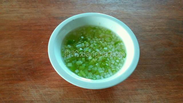 葱姜切末用清水泡上，制成葱姜水。料碗多半碗水即可。