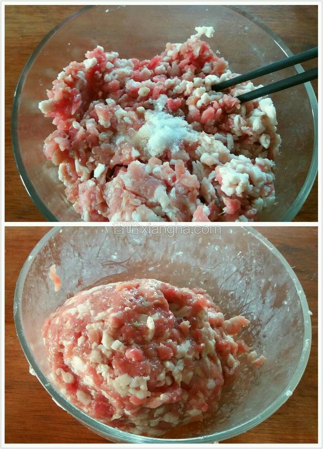 盐放进肉粒，顺一个方向搅拌均匀；然后在容器里象摔泥巴一样摔打肉粒，使其摔打成团。