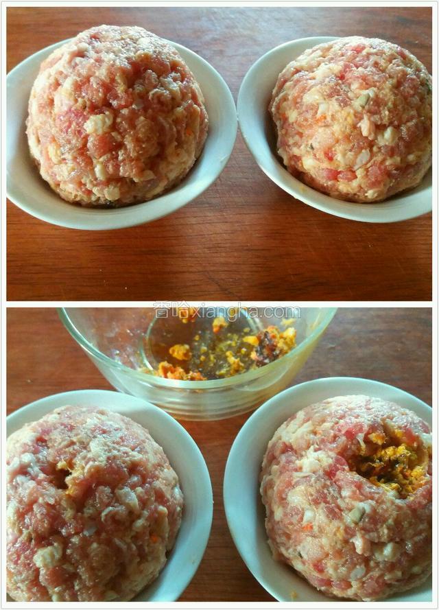 接下来把肉团均分成两个小肉团，在肉团上用筷子插个洞，把余下的蟹黄塞进去。