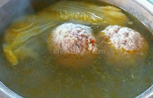 3个小时过去，捡去白菜叶（白菜叶非常好吃，不要浪费了）。