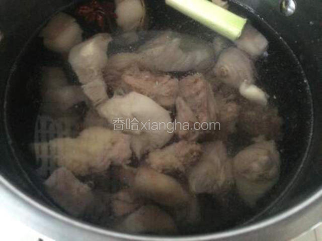 点火，同时放入处理好的鸡块和肉块；