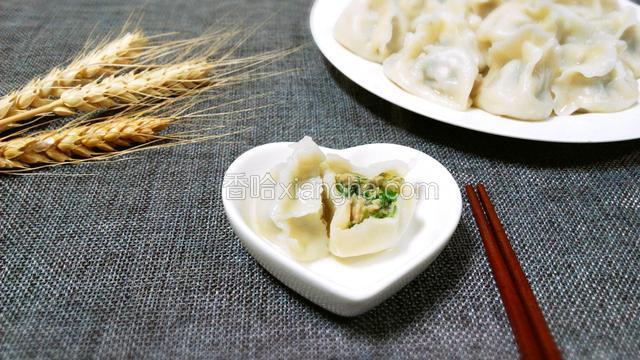 三鲜饺子煮好了，什么都不用蘸，很鲜美哦