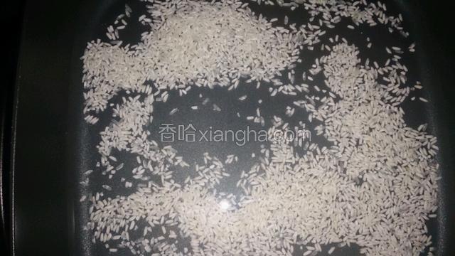 糯米、大米加水倒入韩式料里锅。