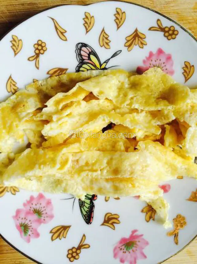 鸡蛋打散，锅里油烧热加入鸡蛋摊成饼，然后切成条。