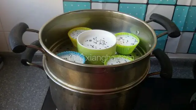 锅中发适量水，大火开锅放入蒸锅，盖上盖蒸15分钟即可