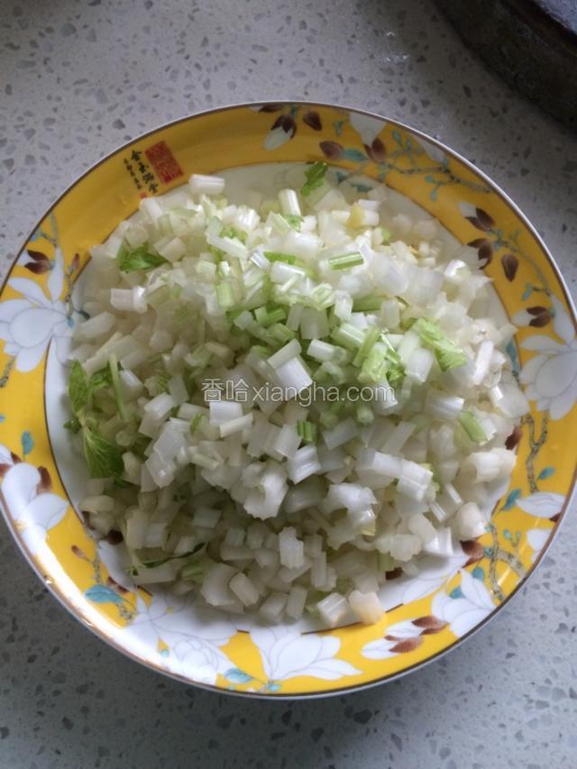 芹菜清洗干净，沥水，切成小颗粒状，待用