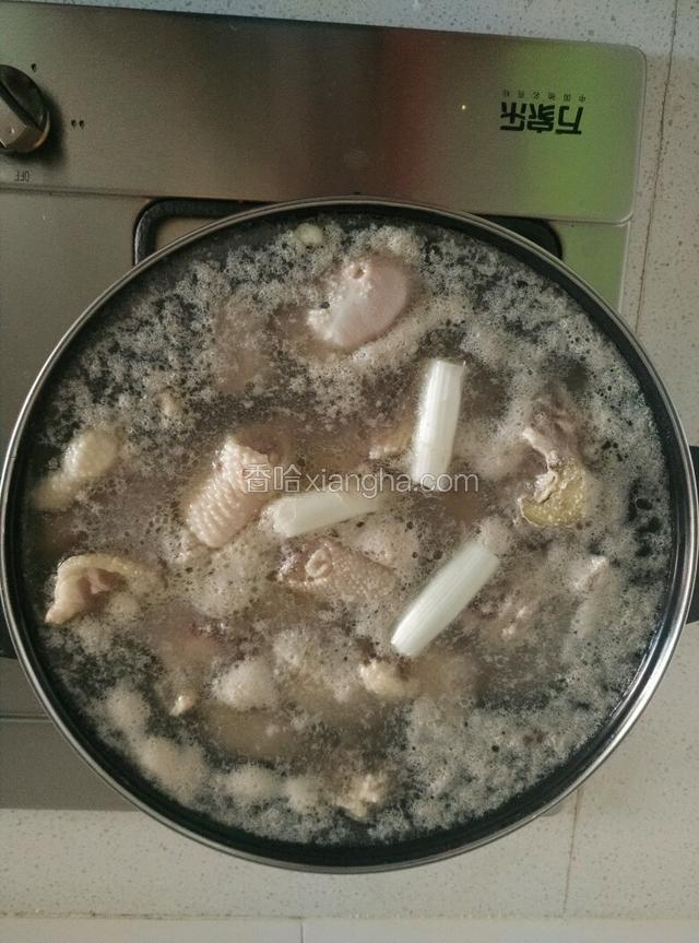 鸡肉锅开了后，撇清浮沫，倒入少许料酒