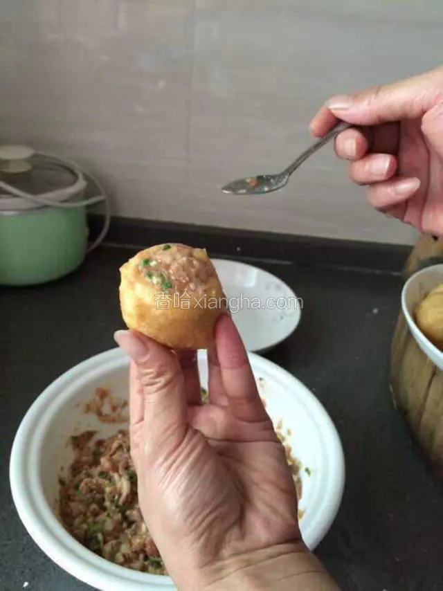 填满豆腐后，把表面的肉馅尽量弄干净，表面平整，依照前面两步，把所有豆腐酿完。