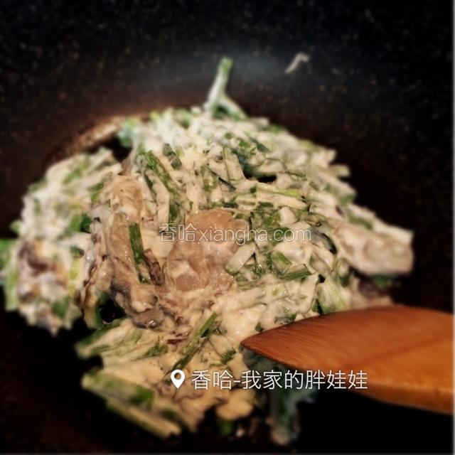 把和好的牡蛎面糊倒下锅，（锅小的话，要分次下锅煎）用铲子压平压匀