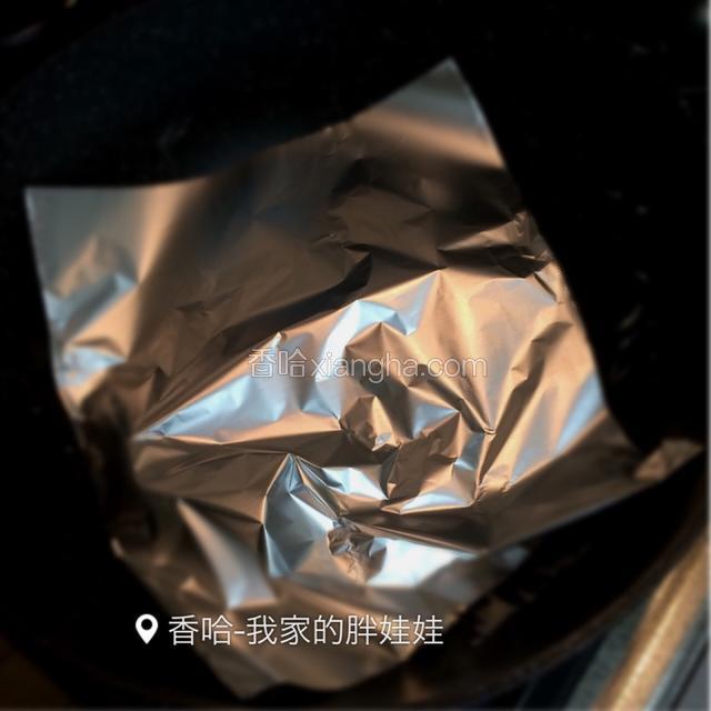 中小火煎五分钟左右翻面，再继续煎两三分钟，用锡纸盖住焖两分钟，就OK了