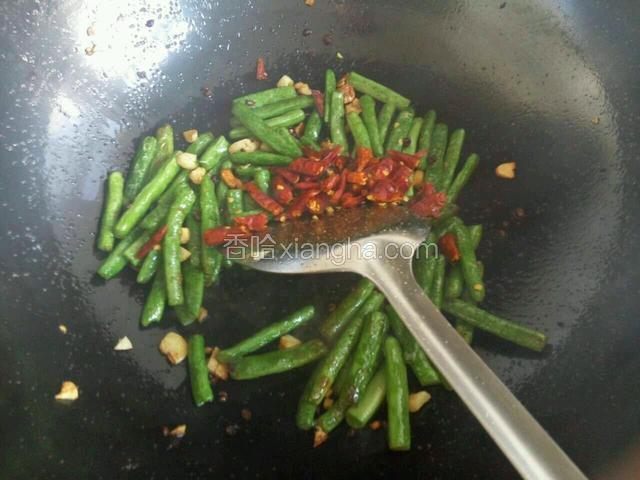 炒香蒜米，花椒后倒入四季豆煸炒均匀撒入干辣椒，倒点生抽调色就可以了