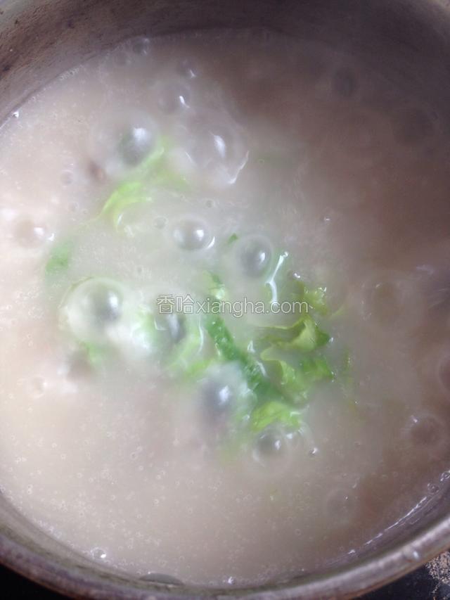 加入精盐和生菜丝/葱花调味，即可盛出。