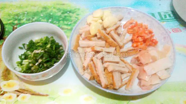 鱿鱼泡好,洗净,打花,切块,虾干洗净去头、去壳切丁,肉卷切条状,葱花备好,蒜头拍扁.