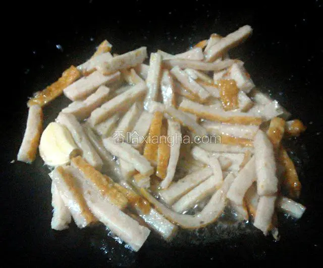 热锅热油下蒜头炒香,下肉卷炒香.