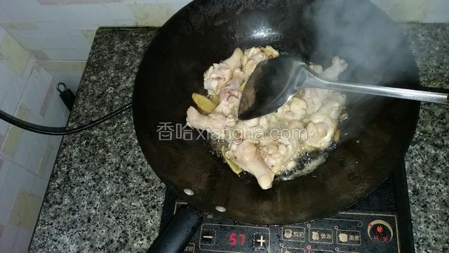 锅中放油炒姜蒜至香，加鸡小腿煎至淡黄色