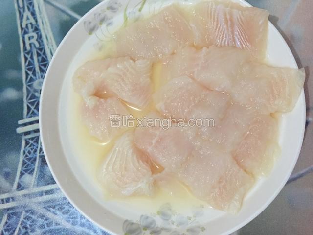 超市买的巴沙鱼解冻然后切段，将料酒豆粉白糖适量放进去，搅拌均匀后腌制15分钟