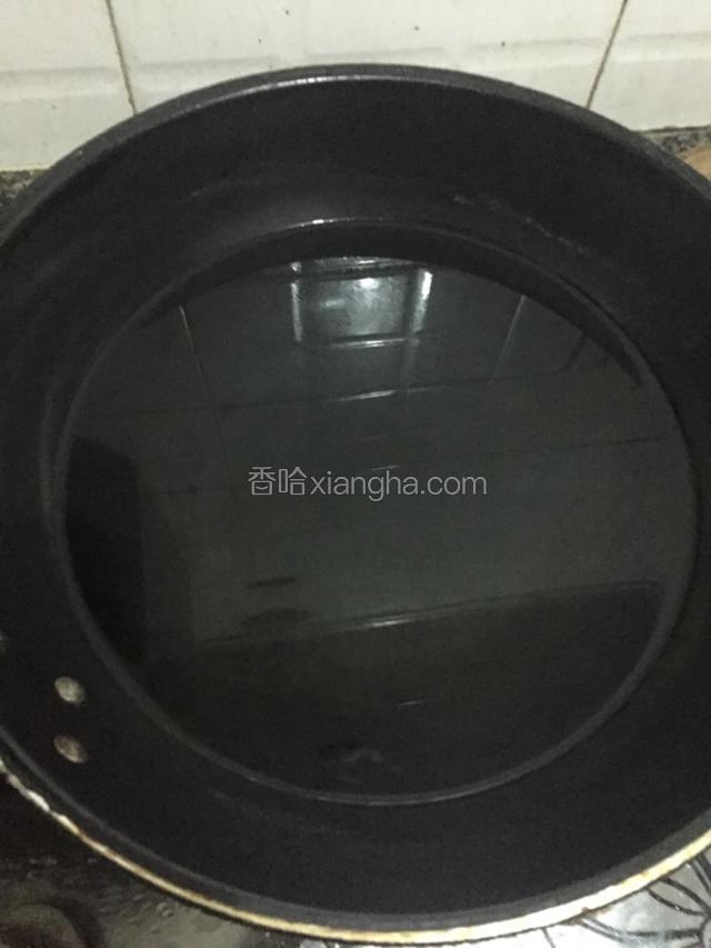 锅内烧水，等水沸腾以后才能蒸鱼