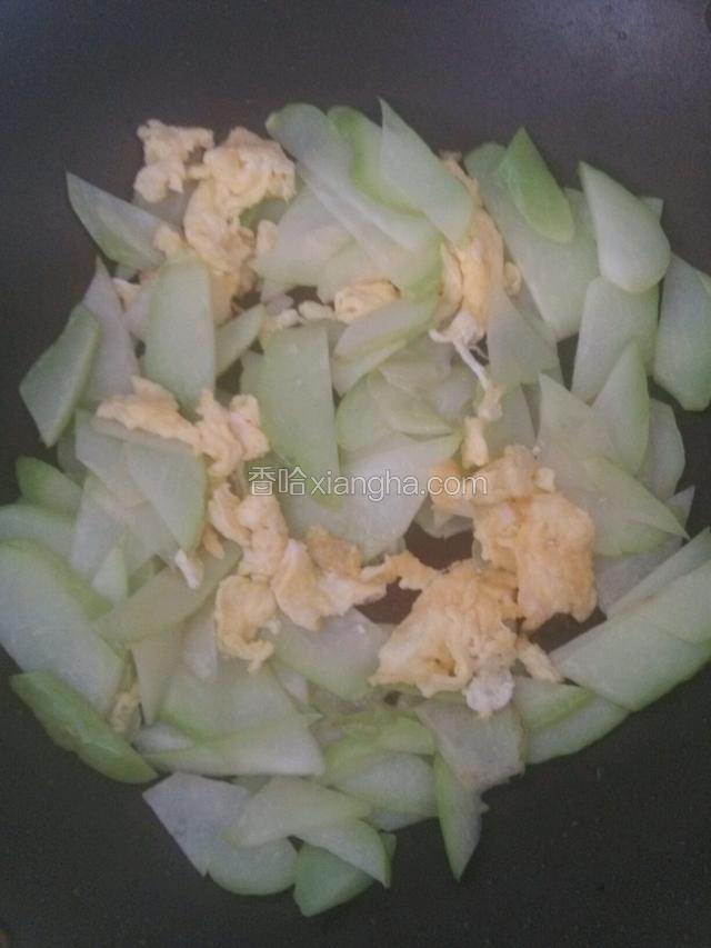佛手瓜翻炒熟后，加入鸡蛋，香油，盐调味，不需要别的任何调料，原汁原味最健康。