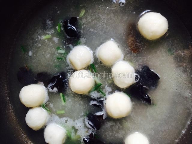 锅烧热，加入少许油，热后加入姜葱，爆香后，加入3碗清水，加入鱼丸，待水煮开时，加入木耳在煮一分钟左右。