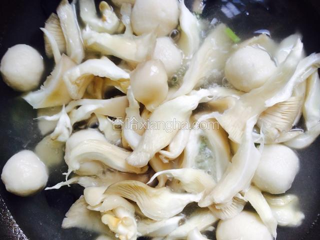 在加入平菇，待平菇煮软时。