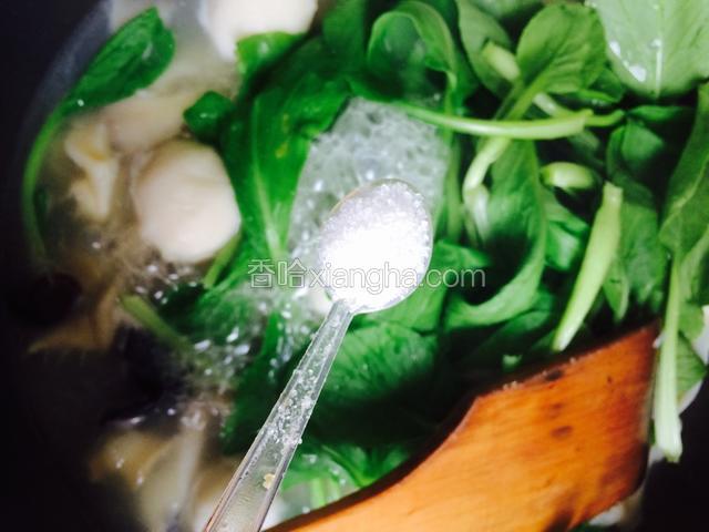 加入青菜，和适量盐，鸡精少许。